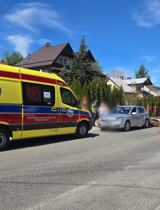 Groźna kolizja motocykla z osobówką w Przysietnicy. 71-latek trafił do szpitala