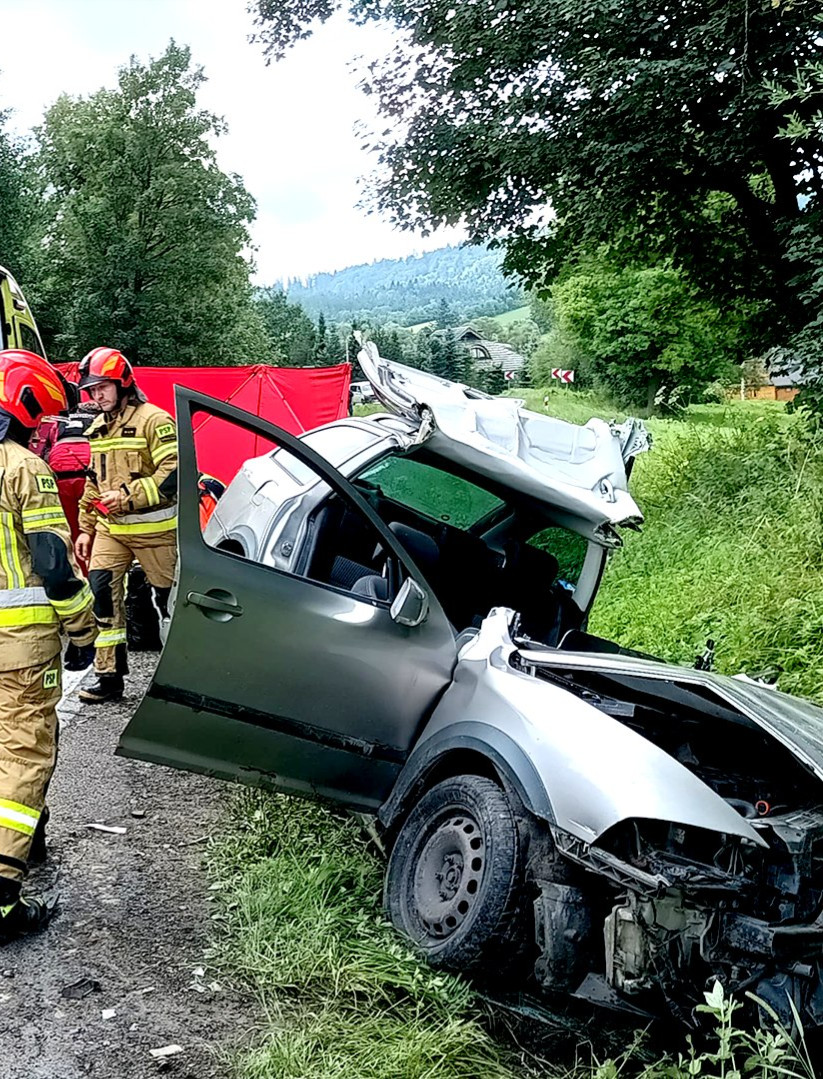 Wypadek czołowy z udziałem ciężarówki w Hoszowie (ZDJĘCIA)