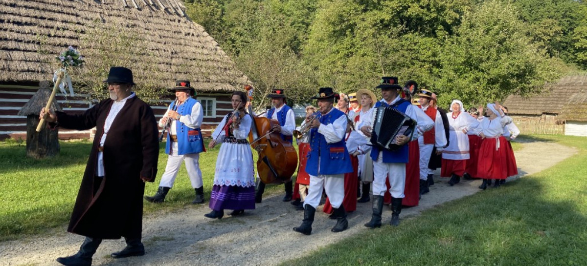 Bukowskie Wesele w obiektywie kamery w sanockim skansenie [ZDJĘCIA]
