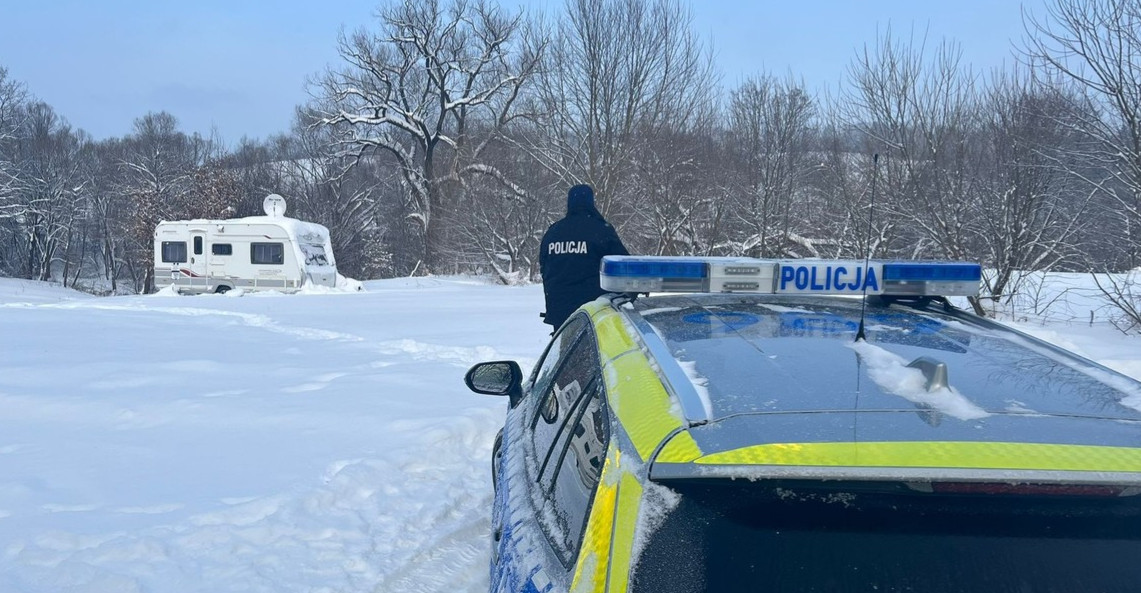 Dzielnicowi nie zostawiają nikogo bez pomocy. Policyjne wsparcie podczas mrozów