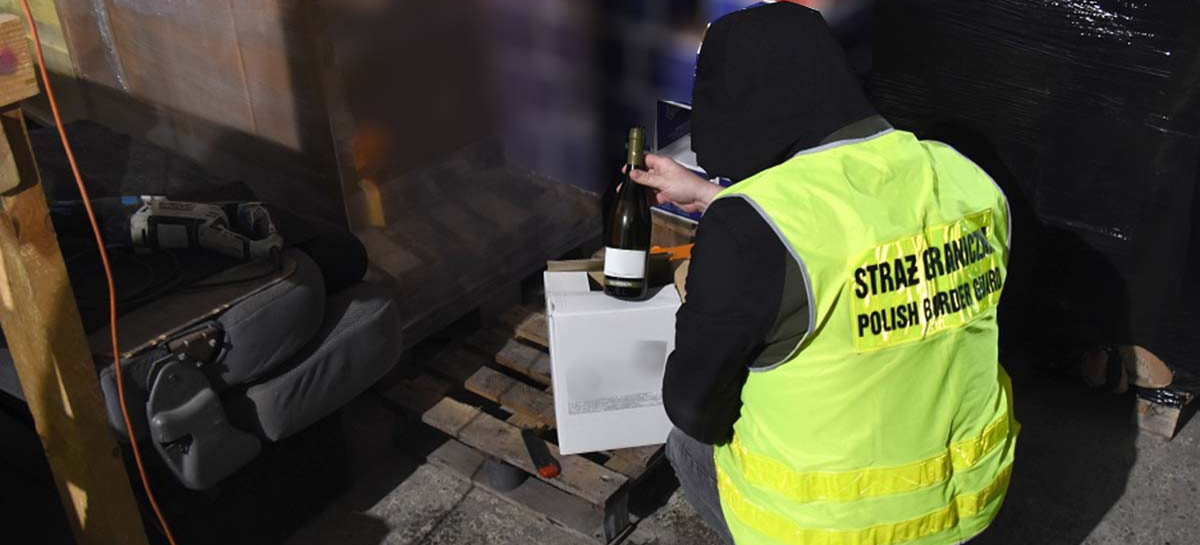 Nielegalne papierosy, alkohol i części ze skradzionych aut