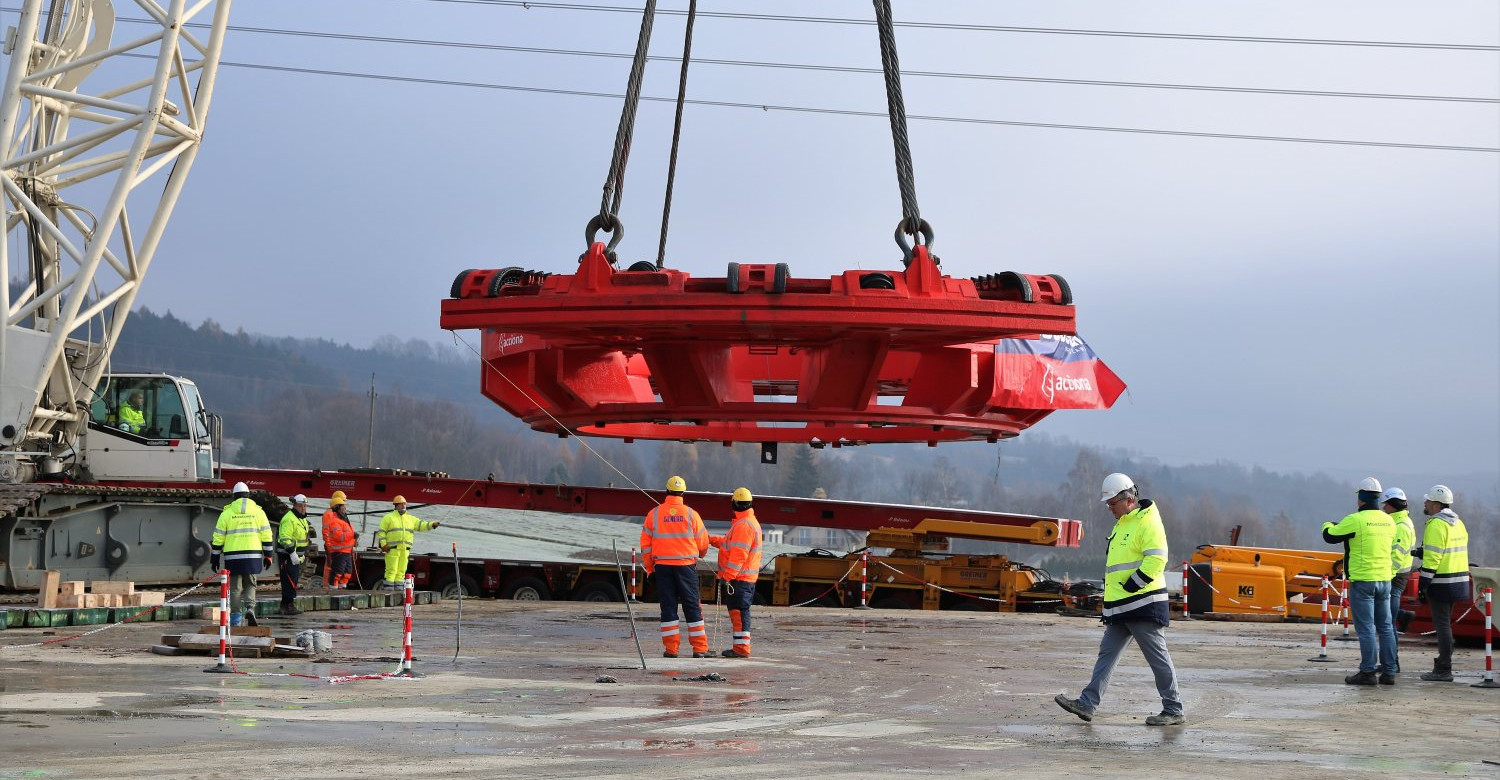 Potężna maszyna już na Podkarpaciu. Ma ponad 100 m i waży 4000 ton! (VIDEO, ZDJĘCIA)