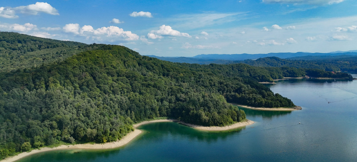 Lato na Jeziorze Solińskim. ZOBACZ ZDJĘCIA Z LOTU PTAKA