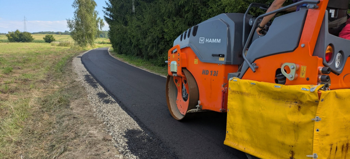 GMINA SANOK: Trwa asfaltowanie dróg gminnych w 10-ciu sołectwach (ZDJĘCIA)