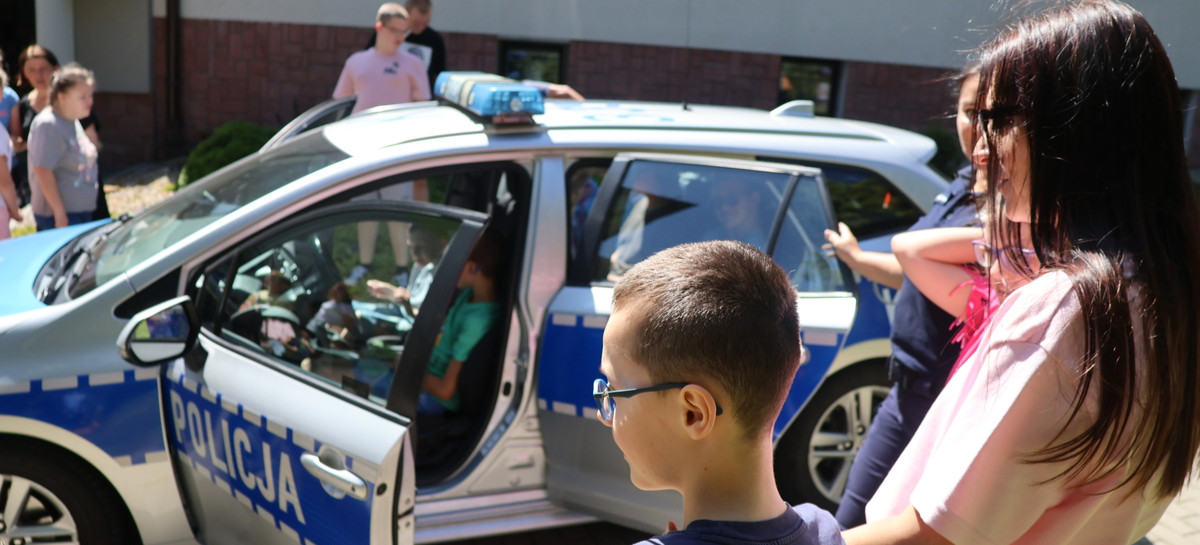 Policjanci odwiedzili dzieci ze Szkolnego Ośrodka Szkolno-Wychowawczego w Brzozowie (ZDJĘCIA)