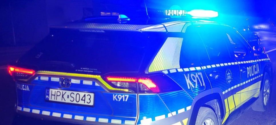 Policjanci eskortowali 92-latkę do szpitala. Liczyła się każda minuta