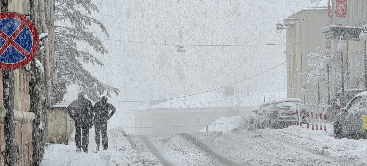 Pierwszy śnieg na drogach. Policja ostrzega kierowców – IMGW wydaje alerty [ZDJĘCIA]