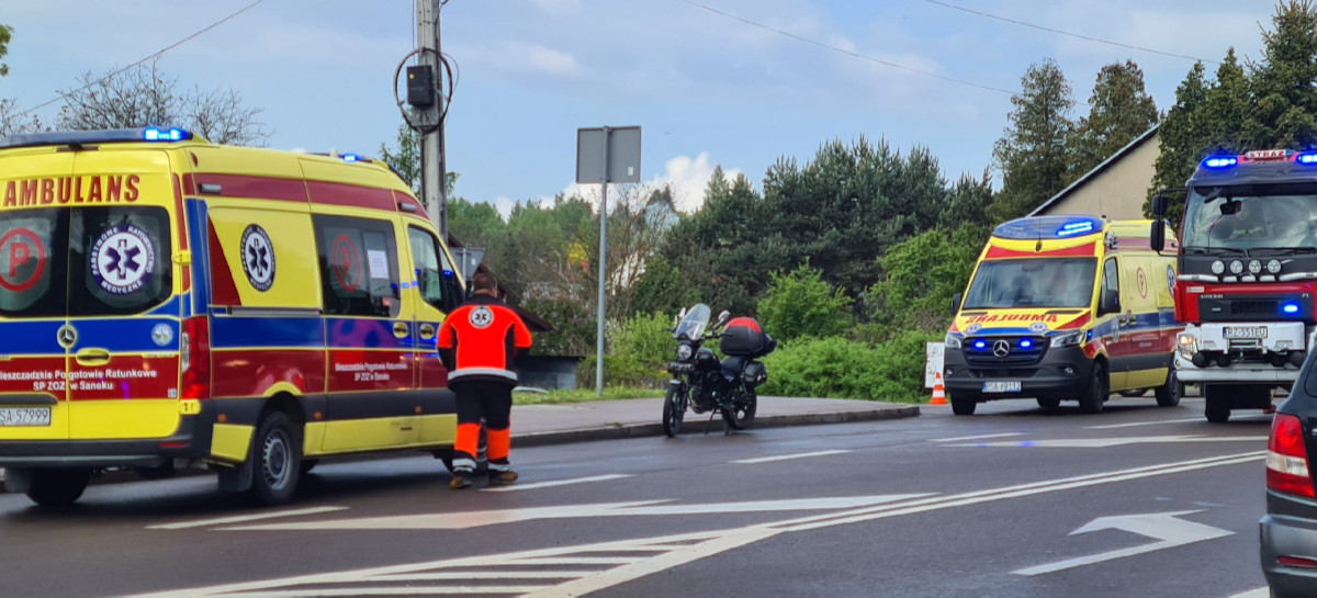 SANOK: Wypadek motocykla na ul. Rymanowskiej – dwie osoby trafiły do szpitala (ZDJĘCIA)