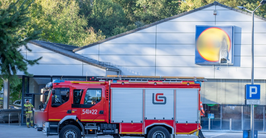 SANOK: Pożar na terenie marketu. Na miejscu trzy zastępy straży pożarnej (VIDEO, ZDJĘCIA)