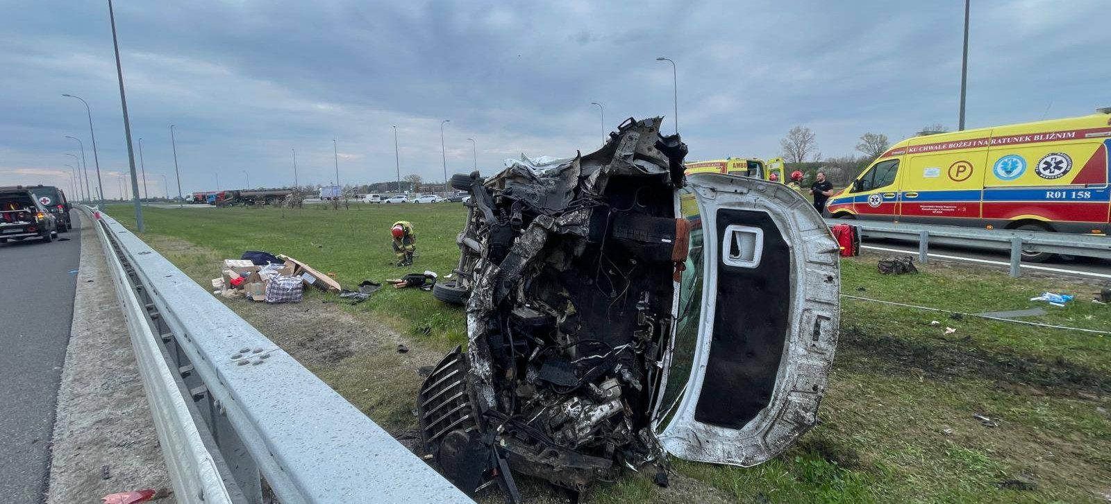 PODKARPACIE: Dachowanie busa na A4. Dwie osoby trafiły do szpitala [ZDJĘCIA]
