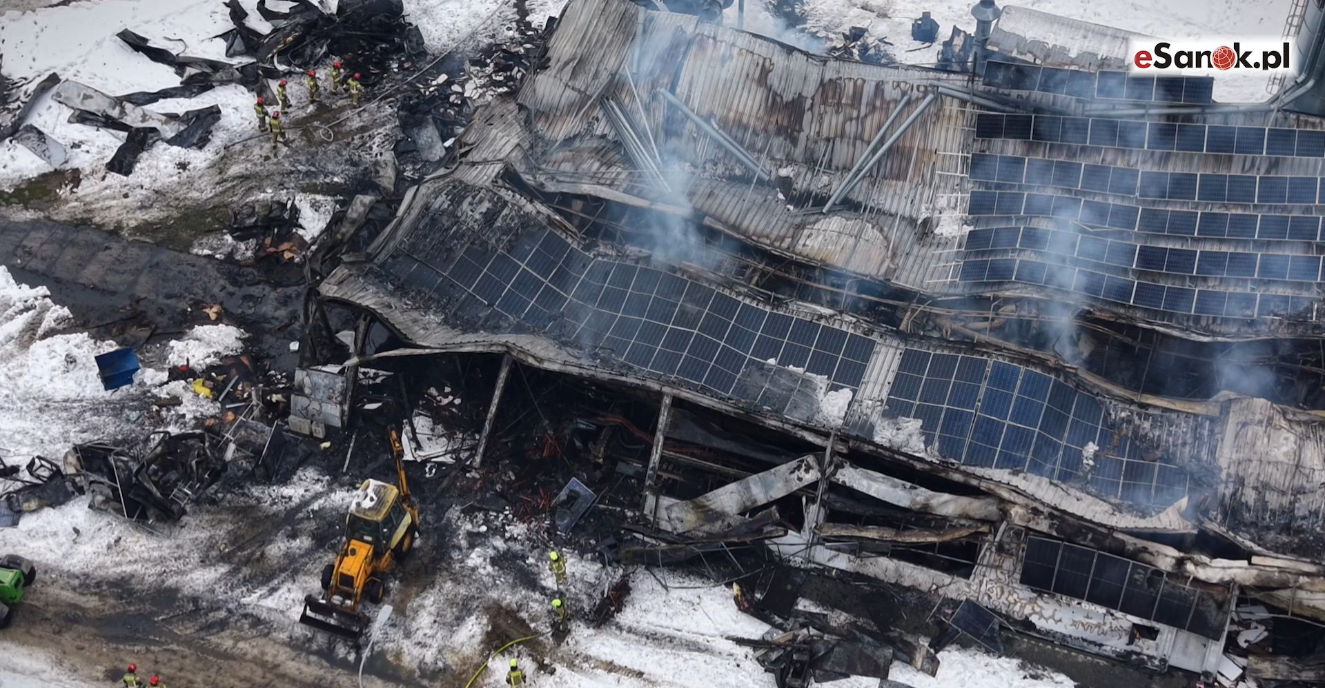 ZAGÓRZ: Potężny pożar hali produkcyjnej. W akcji 20 zastępów straży pożarnej [VIDEO Z LOTU PTAKA]