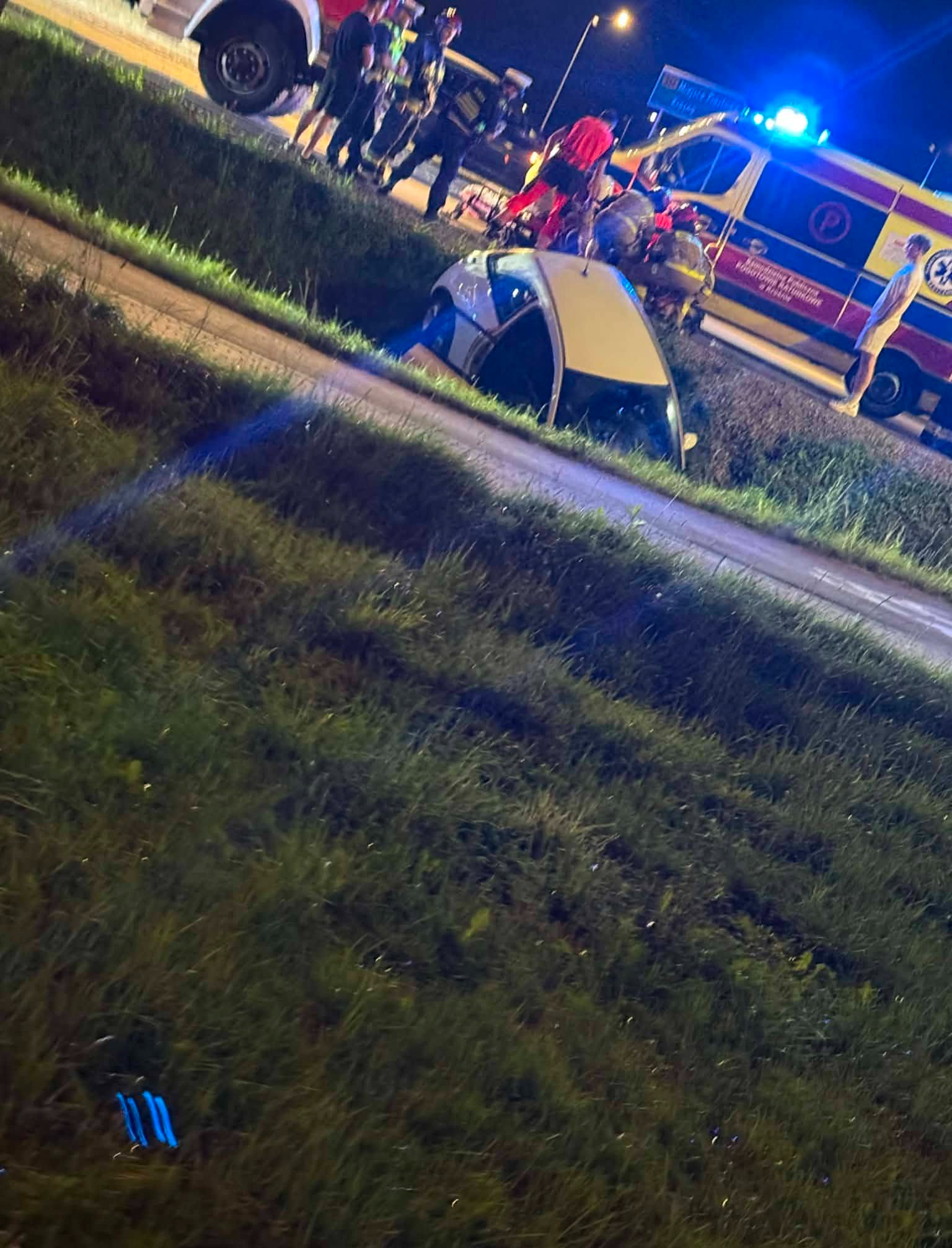 KROŚCIENKO WYŻNE: Osobówka wjechała do rowu. Dwie osoby zostały ranne