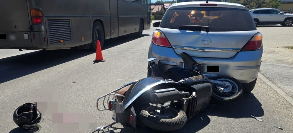 Motocyklista po zderzeniu z autem trafił do szpitala (ZDJĘCIA)
