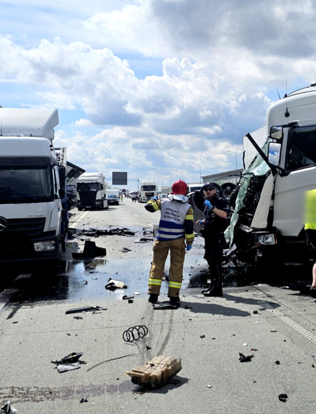 Auto WYSTRZELIŁO w powietrze. O krok od tragedii na A1 [ZDJECIA, VIDEO]