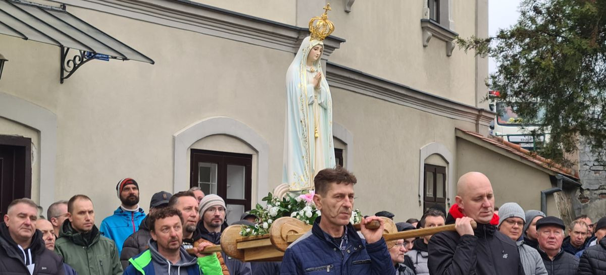 Świadectwo wiary. „Męski różaniec” na ulicach Przemyśla (VIDEO Z LOTU PTAKA)