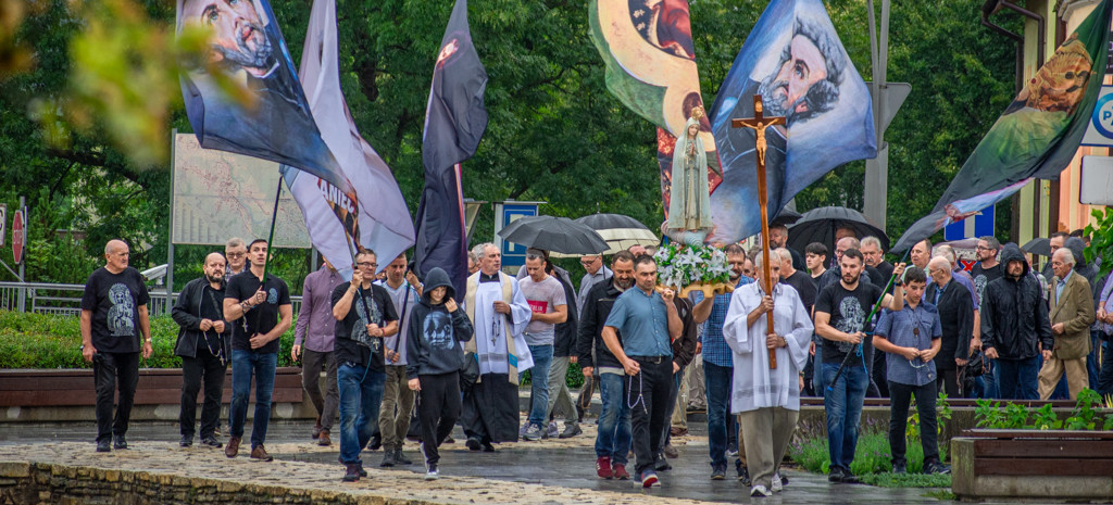 SANOK: Modlitwa na ulicach miasta. Męski Różaniec w strugach deszczu (VIDEO, ZDJĘCIA)