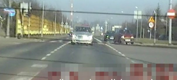 RZESZÓW. Kierowca wiózł rodzącą żonę. Policja eskortowała auto (VIDEO)