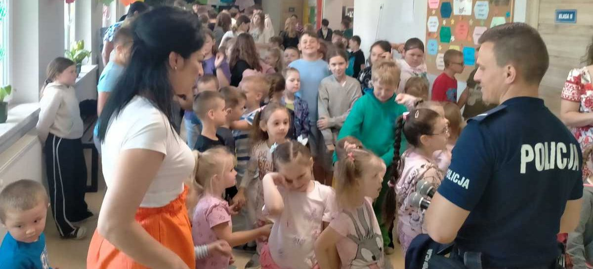 „Bezpieczne Wakacje”- Dzielnicowi uczą dzieci zasad bezpieczeństwa