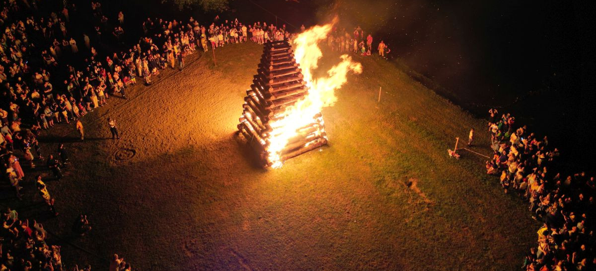 Noc Świętojańska w Tyrawie Solnej. Ogień rozświetlił najkrótszą noc w roku [ZDJĘCIA, VIDEO]
