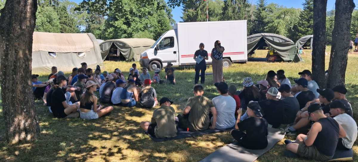 Policjanci wśród dzieci – uczą, jak bezpiecznie spędzać wakacje (ZDJĘCIA)