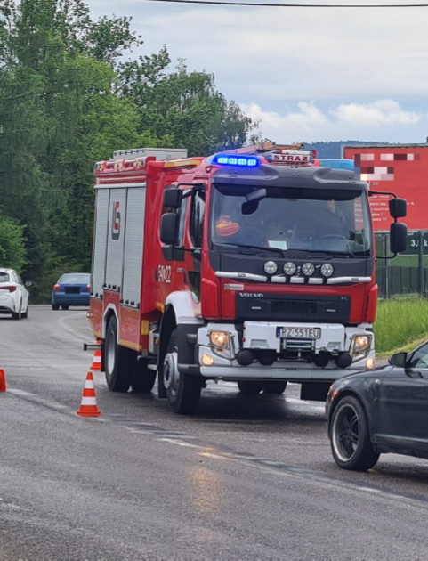 Zderzenie trzech samochodów w Zabłotcach. Jedna osoba trafiła do szpitala (ZDJĘCIA)