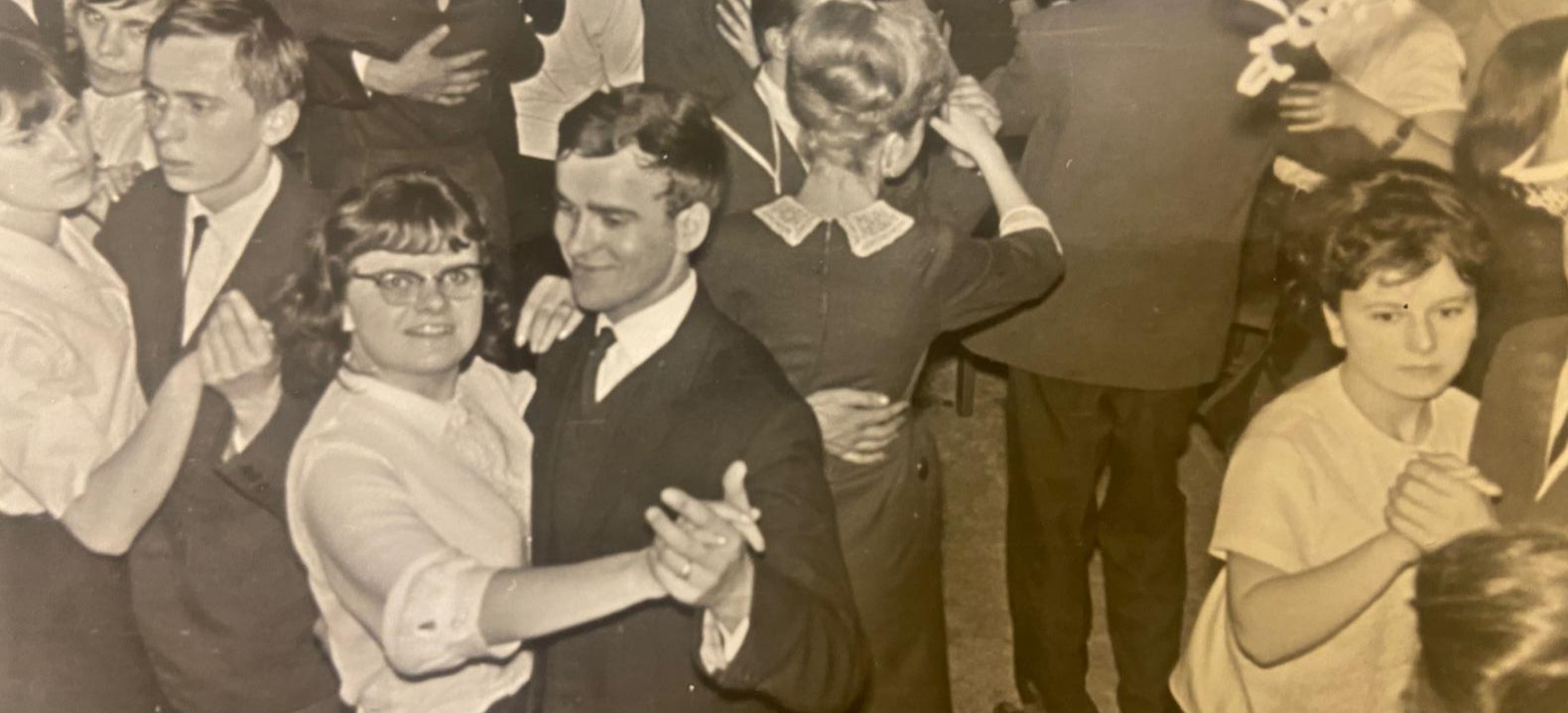 Studniówkowych balów czas. Tradycja, która w sanockim „Mechaniku” trwa od pokoleń [ZDJĘCIA]