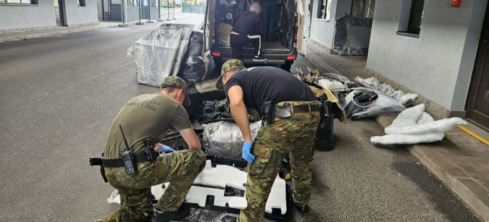 Ukrainiec i Rumun  usiłowali przemycić  części i auto skradzione w Wielkiej Brytanii [ZDJĘCIA]
