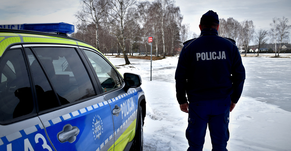 Kruchy lód to śmiertelna pułapka. Dzielnicowi patrolują akweny wodne w czasie ferii