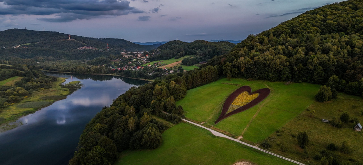 BIESZCZADY: Serce na zboczu góry symbolem prawdziwej miłości (VIDEO, ZDJĘCIA)