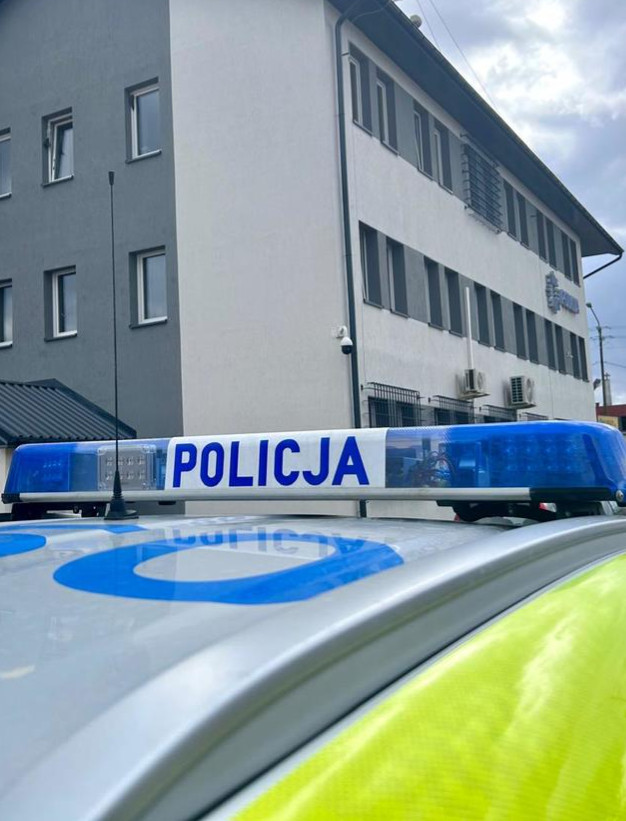 BRZOZÓW: Wjechali oplem w sklep! Kierowca i pasażerowie uciekli, 22-latka w rękach policji
