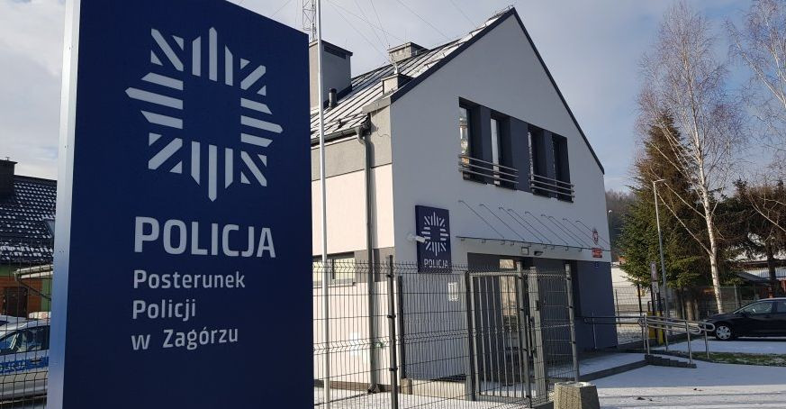 Seniorka z Mokrego potrzebowała pomocy. Policjanci weszli do domu siłowo