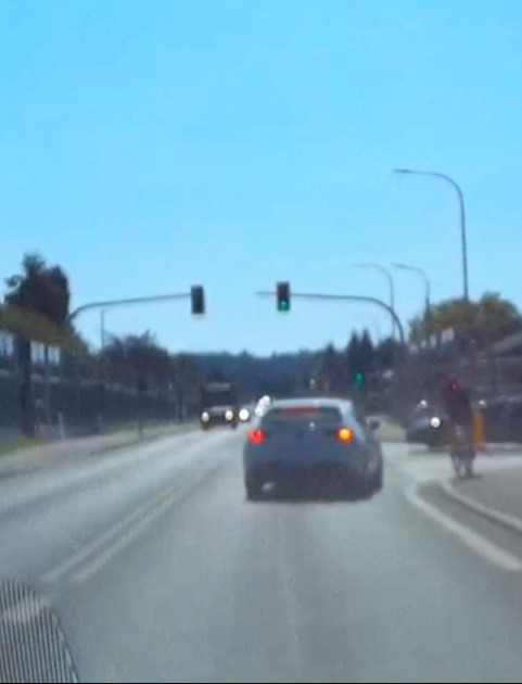 Groźny incydent z rowerzystą w Zagórzu! O krok od tragedii (VIDEO)