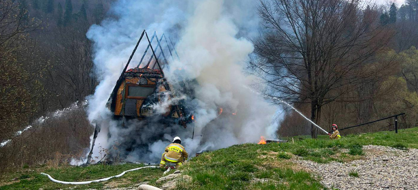Pożar drewnianego budynku w Bieszczadach [ZDJĘCIA]