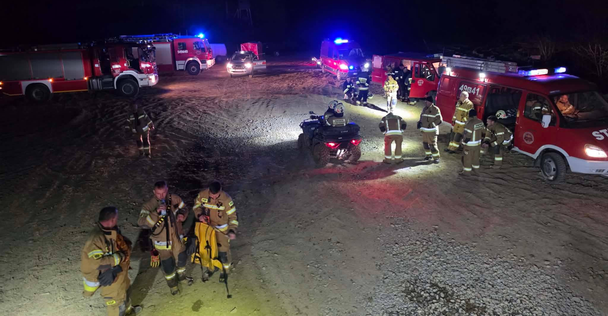 POŻAR LASU W LEŚNICTWIE DOBRA: Nocna walka z żywiołem. W akcji drony i quady [VIDEO, ZDJĘCIA]