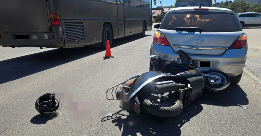 Motocyklista po zderzeniu z autem trafił do szpitala (ZDJĘCIA)