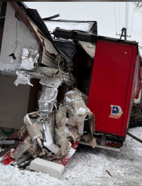 JASŁO: „Drogowy pojedynek” Rumuna i Bułgara. Ciężarówka wpadła w budynek po zderzeniu z osobówką