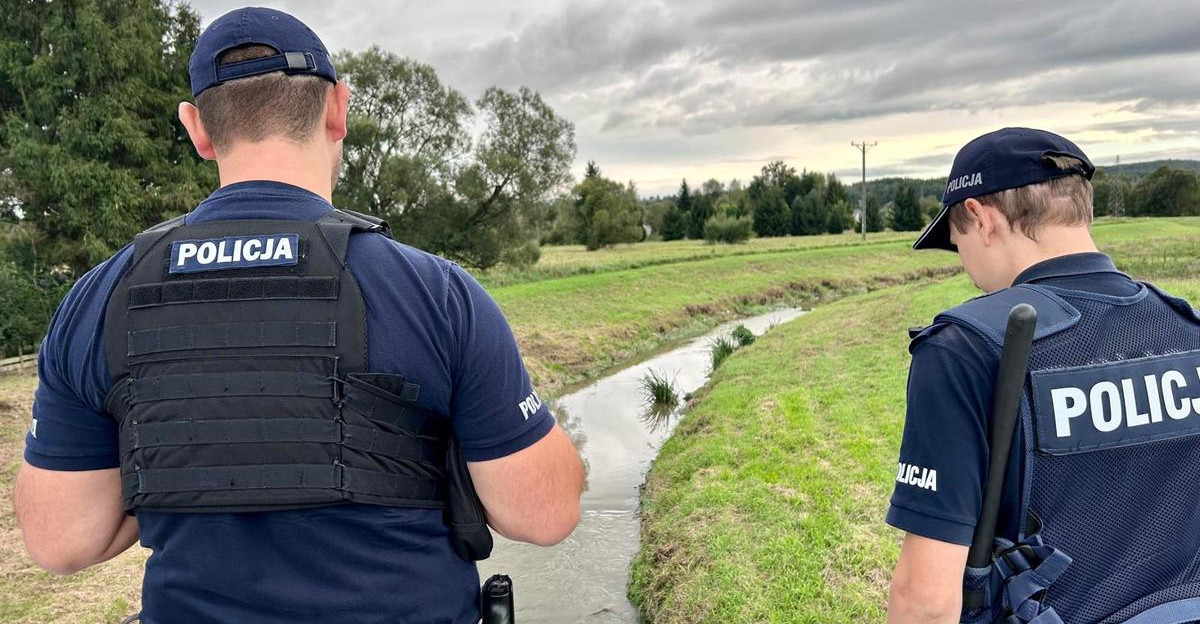 Policjanci monitorują poziom wód w rzekach (ZDJĘCIA)