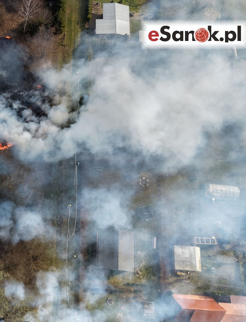 SANOK: Groźny pożar przy ul. Gajowej! Ogień o krok od ogródków działkowych [VIDEO, ZDJĘCIA Z LOTU PTAKA]