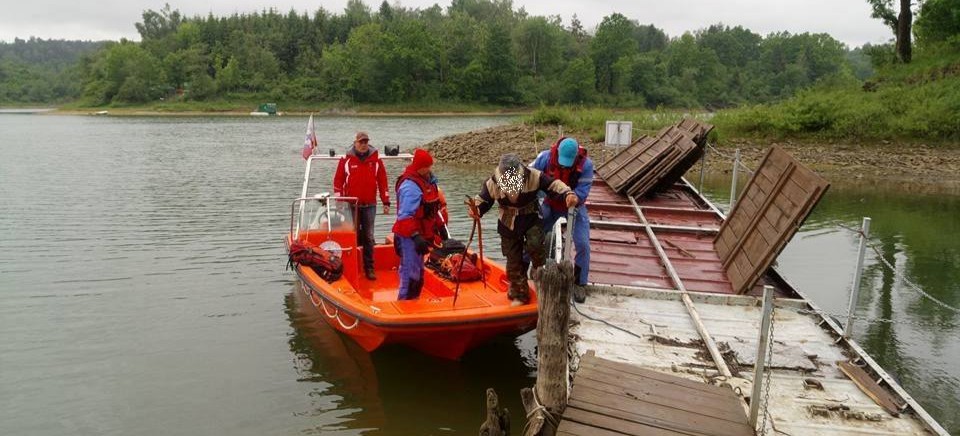 BIESZCZADY: Ewakuacja mężczyzny z półwyspu nad zalewem Solińskim (FOTO)