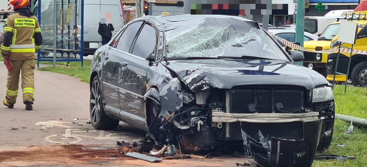SANOK: Kolizja na ul. Krakowskiej. Kierowca Audi ratował się ucieczką na chodnik  (ZDJĘCIA)