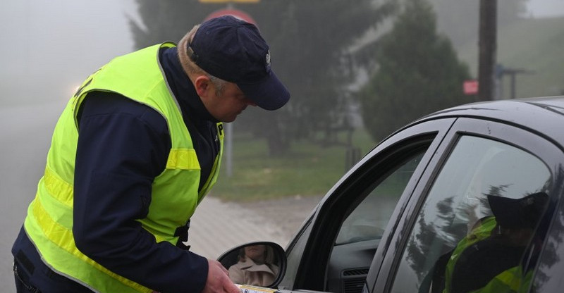 32-latek pędził „na podwójnym gazie”. Stracił prawo jazdy, grozi mu wysoka grzywna