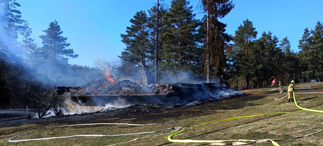 BIESZCZADY: Pożar budynku wypoczynkowego. Kilkudziesięciu strażaków w akcji, są osoby poszkodowane