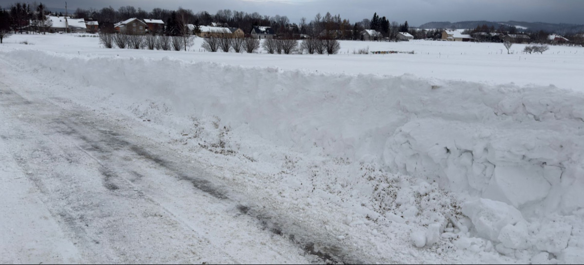 Zamiecie i zaspy paraliżują drogi w powiecie sanockim. Trudne warunki na Podkarpaciu [VIDEO, ZDJĘCIA]