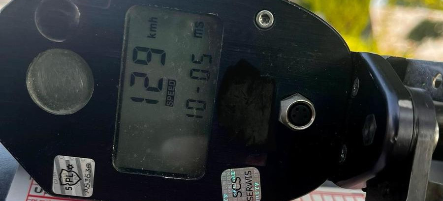 5 tys. zł mandatu i utrata prawa jazdy – to konsekwencje brawury za kierownicą