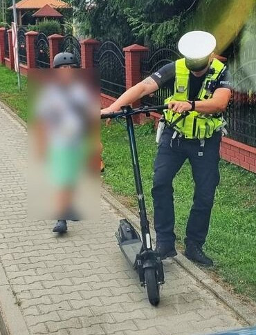 9-latek pędził hulajnogą elektryczną po drodze. Rodzic ukarany wysokim mandatem!