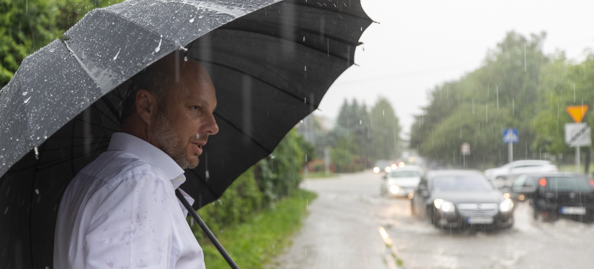 Ulewny deszcz w Rzeszowie. Jedna z ulic zablokowana. Prezydent na miejscu (ZDJĘCIA)