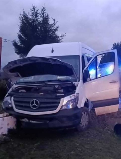 BIESZCZADY: Bus uderzył w przepust i studnię. Pojazdem jechało 9 osób