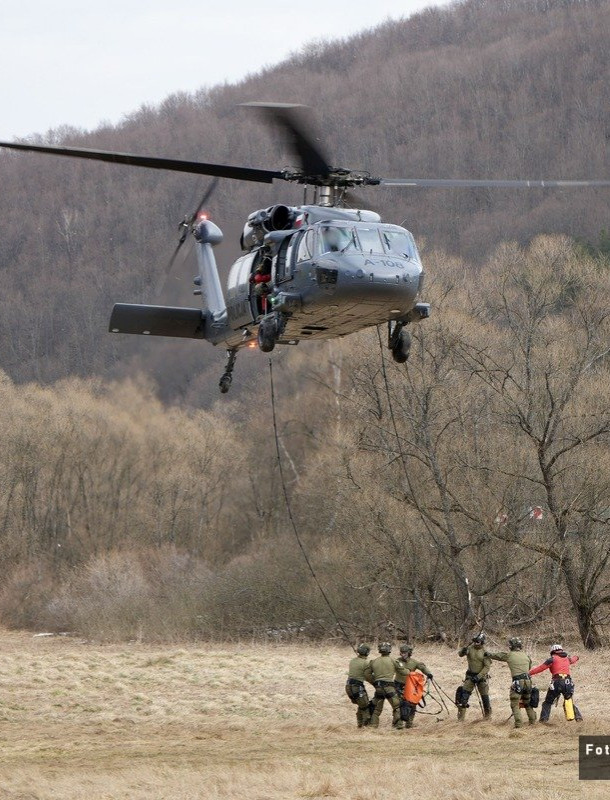 Black Hawk nad Bieszczadami. Policyjni kontrterroryści i GOPR trenowali ewakuacje z gór