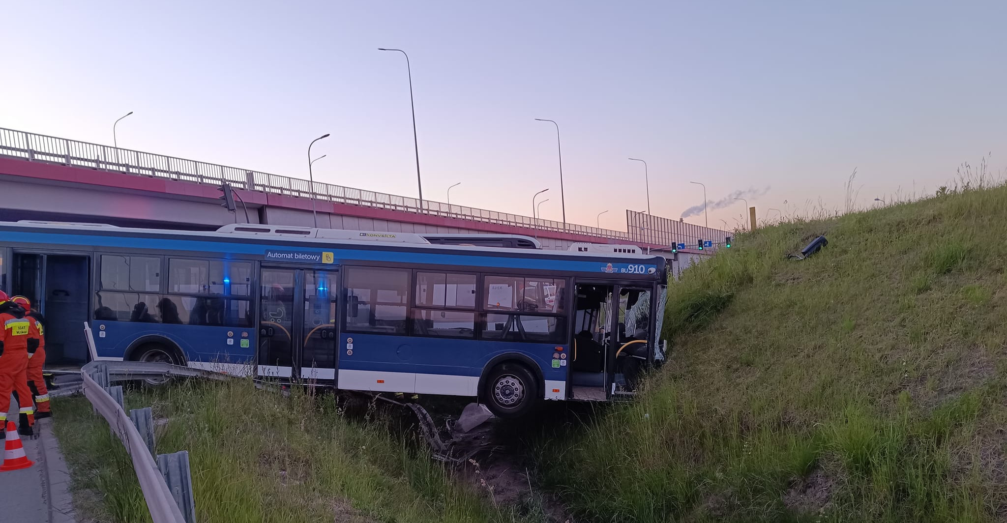 Z KRAJU: Śmiertelny wypadek. Nie żyje kierowca autobusu (ZDJĘCIA)