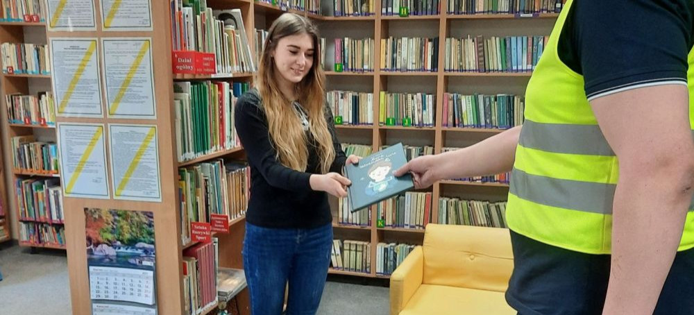 BUDIMEX podarował bibliotece w Komańczy nowe książki